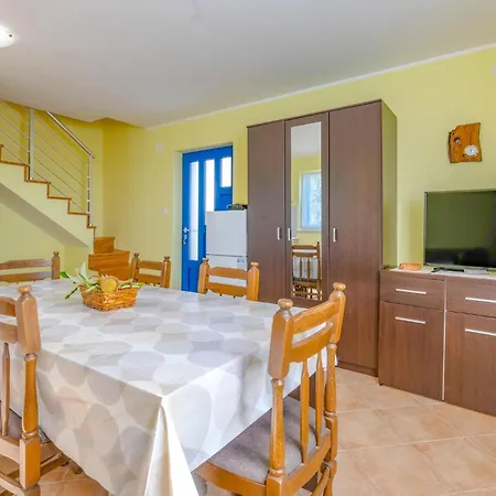 2 Bedroom Amazing In Brescic Dom wakacyjny *