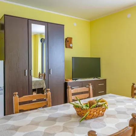 Dom wakacyjny 2 Bedroom Amazing In Brescic *