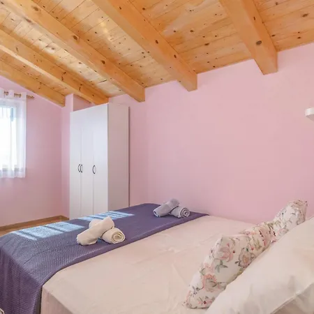 2 Bedroom Amazing In Brescic Dom wakacyjny Batlug