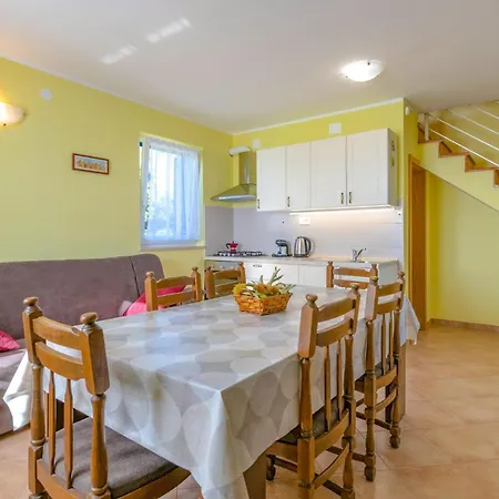 Holiday home Amazing In Brescic With Kitchen Batlug