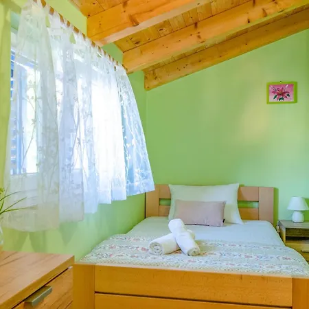 Amazing In Brescic With Kitchen Batlug